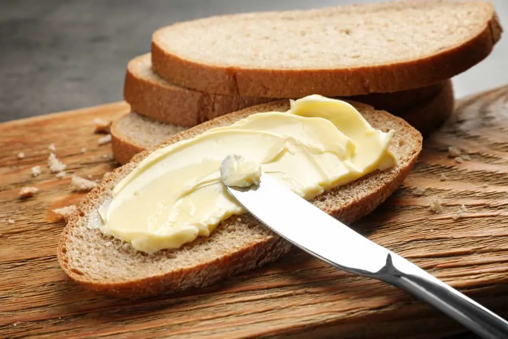 Brot beschmiert mit Margarine