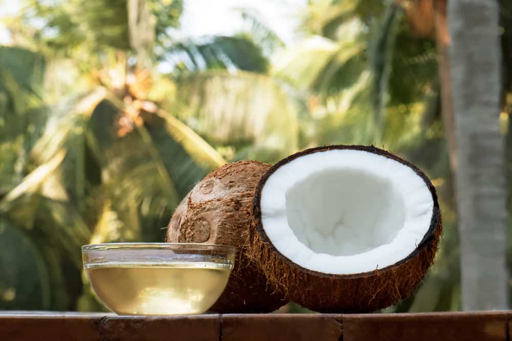 Kokosnuss und Kokosnussöl mit Kokosnusshintergrund