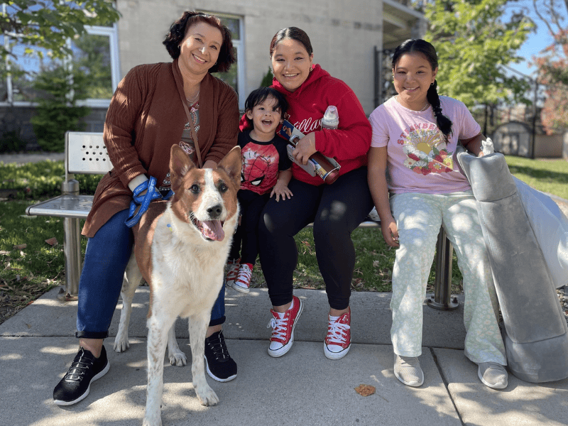 Familie vereint sich mit ihrem geliebten Hund