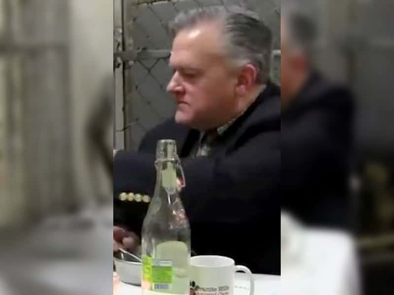 Mitfühlender Tierarzt speist mit traumatisierter Hündin im Zwinger
